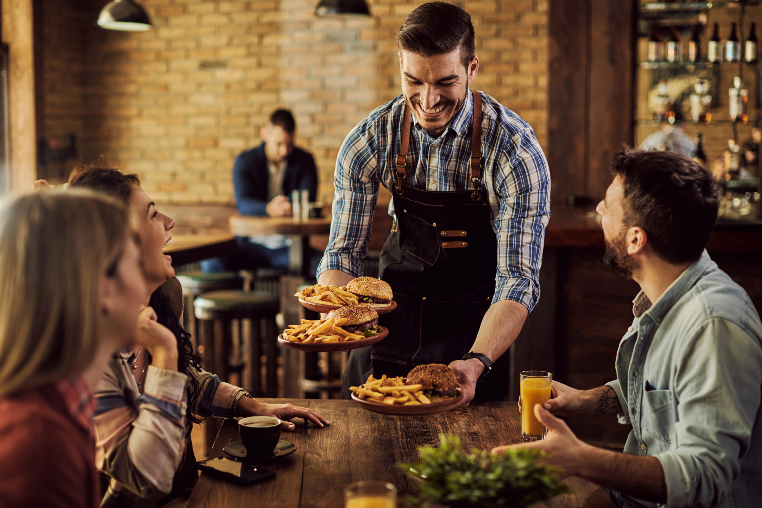Kelner podający posiłki w restauracji
