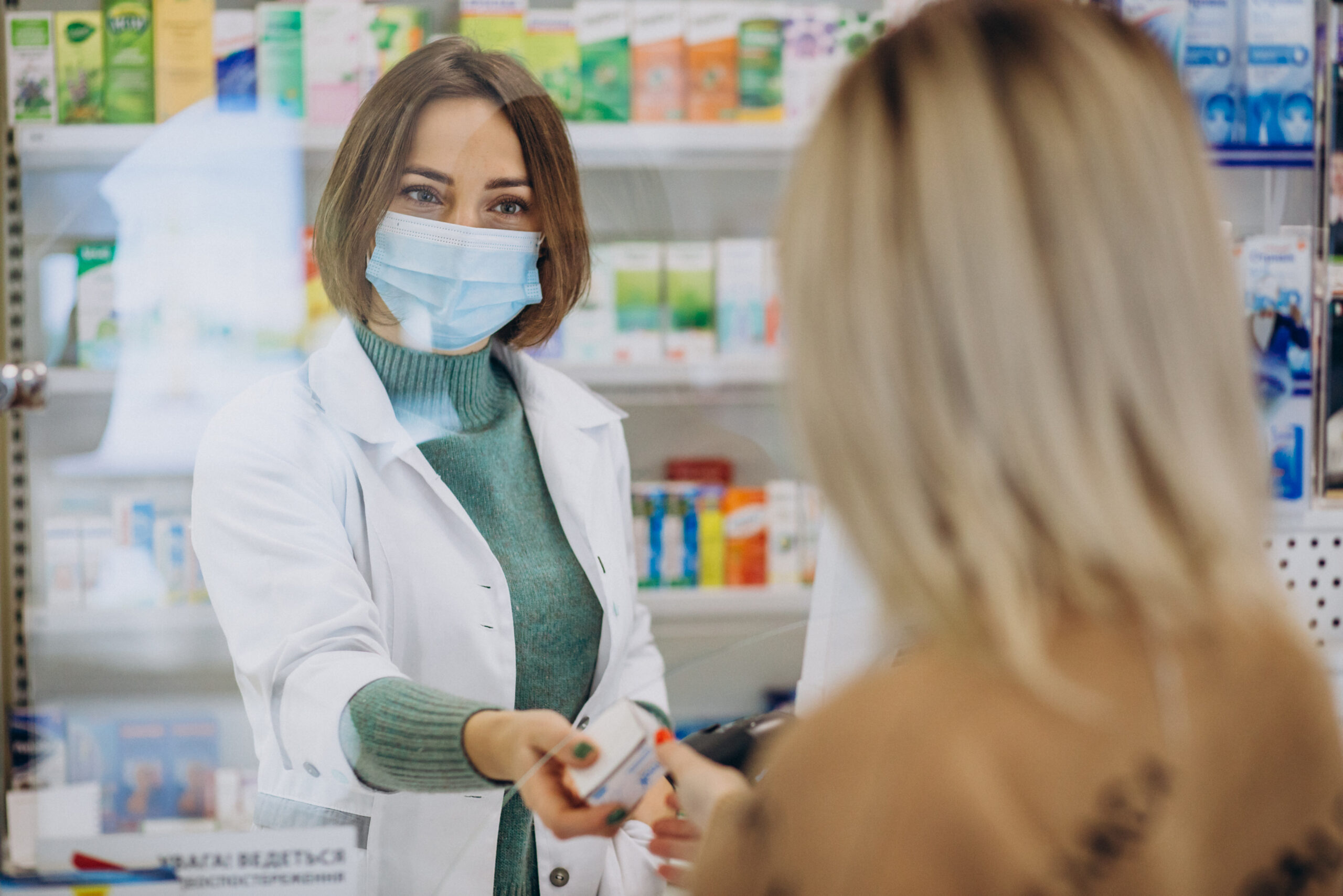 Farmaceutka podaje lek kobiecie